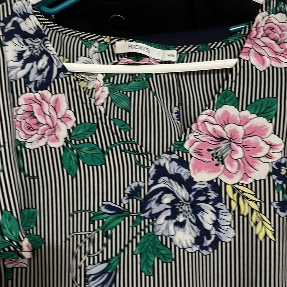 Ricki’s blouse - Picture 2 of 4